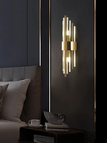 Vue latérale de l’applique murale en cristal et acier inoxydable.