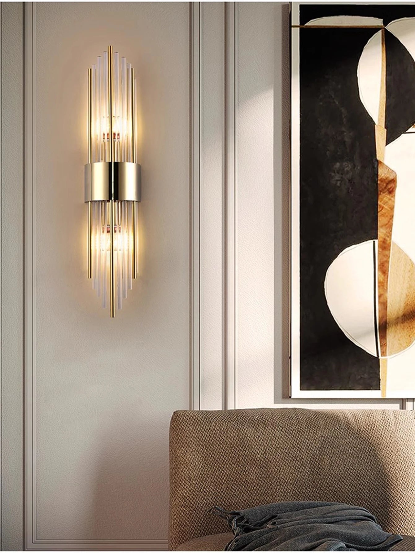 Applique murale en cristal finition or au design moderne.