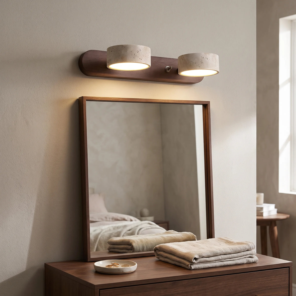 Applique Murale Miralto au-dessus d'une commode