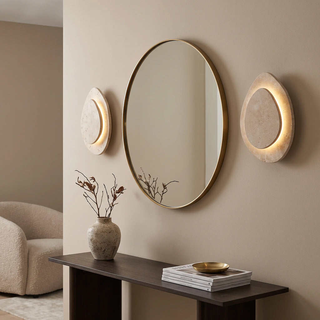 Paire d'appliques Zenvara encadrant un miroir
