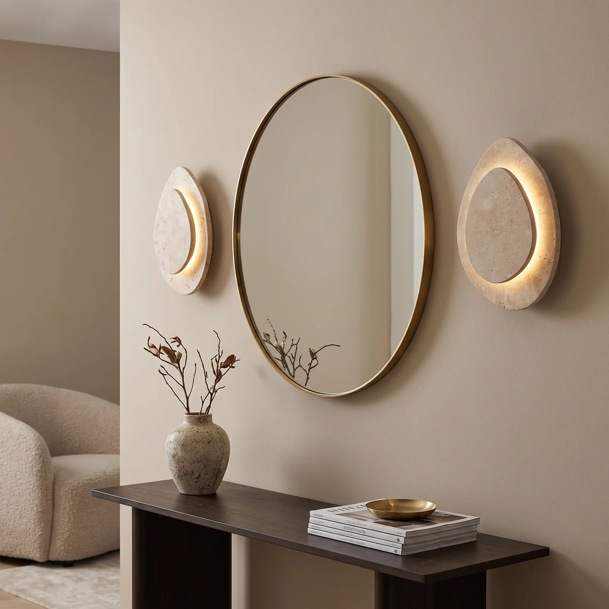 Paire d'appliques Zenvara encadrant un miroir
