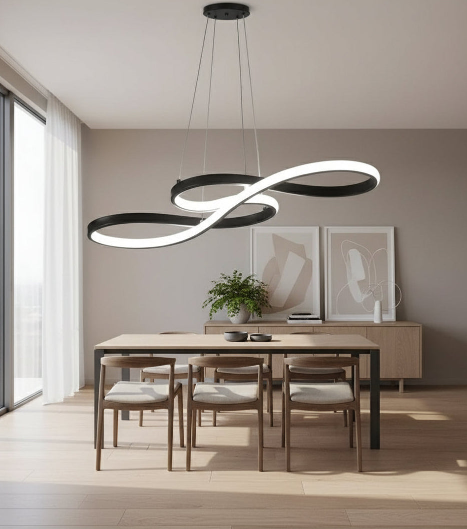 Lustre LED Eclipse au design fluide suspendu dans un salon moderne.