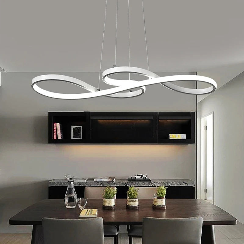 Lustre design Eclipse installé au-dessus d’une table à manger.