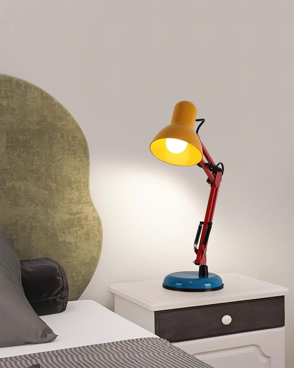 Lampe de Table Flexo Memphis, vue d'ensemble sur fond neutre