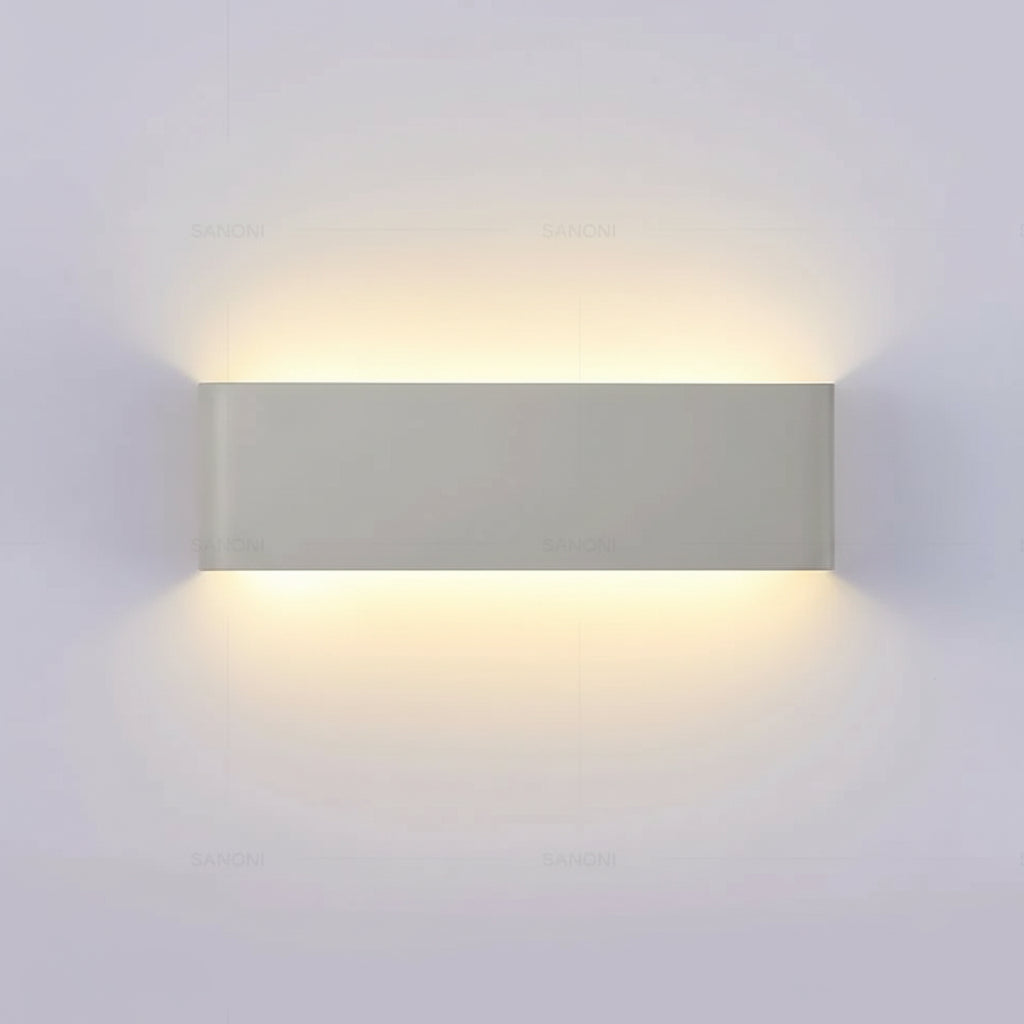 Luminaire LumaBar en aluminium argenté avec éclairage haut et bas.