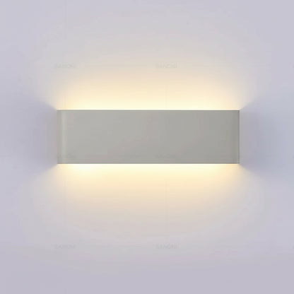 Luminaire LumaBar en aluminium argenté avec éclairage haut et bas.