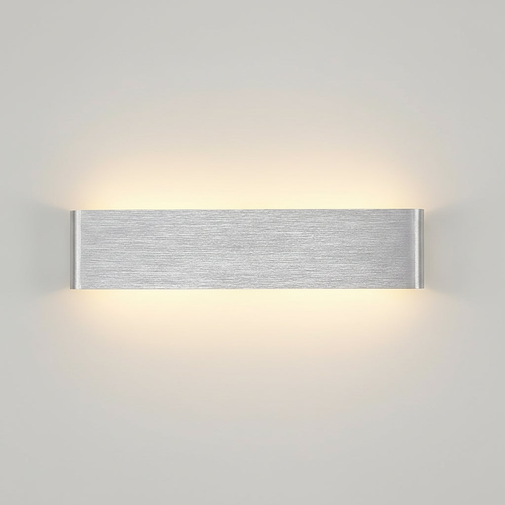 Version blanche de l’applique murale LumaBar au design minimaliste.