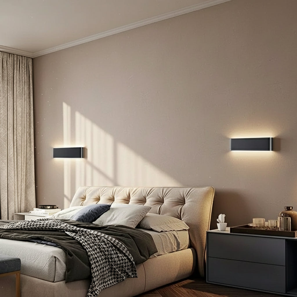 Applique LED LumaBar noire en aluminium avec halo lumineux.