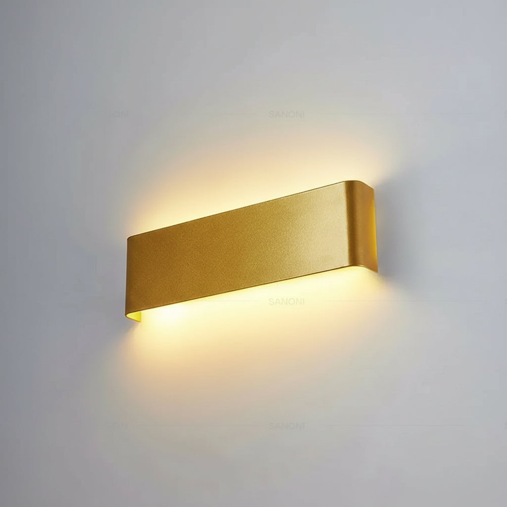 Applique LumaBar finition or diffusant une lumière douce.