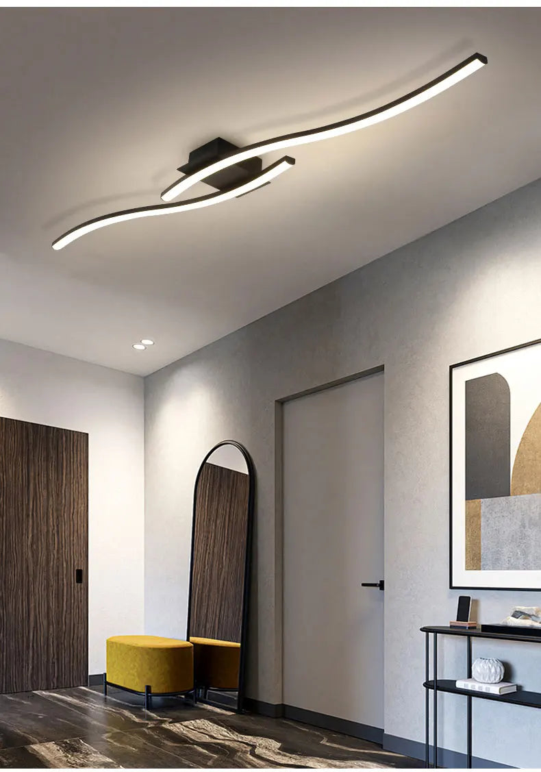 Plafonnier LED ondulé installé dans un salon moderne.