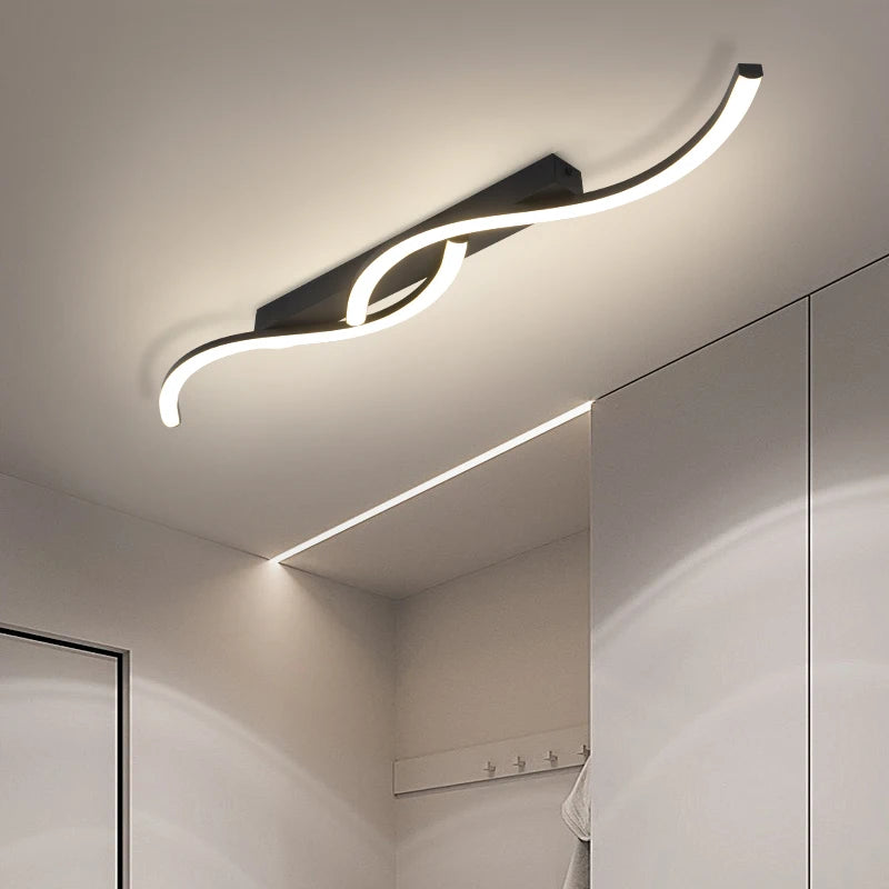 Détail de la courbe LED du plafonnier moderne en aluminium.