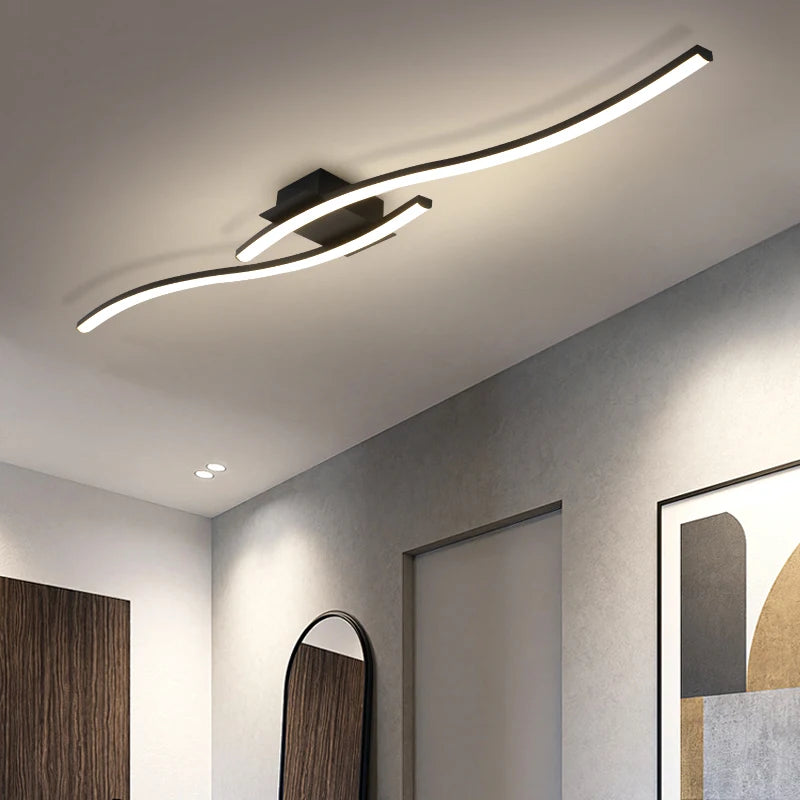 Vue latérale du plafonnier LED moderne ondulé en métal noir.