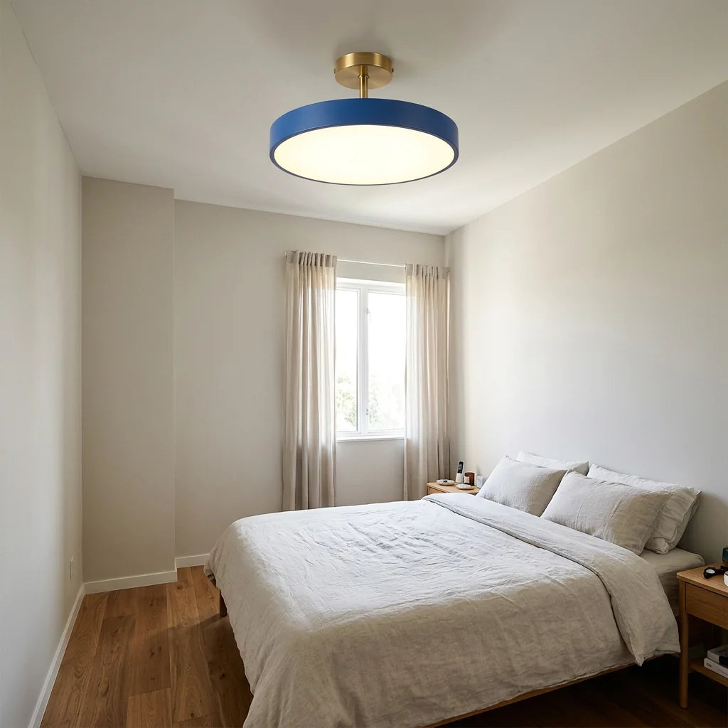 Plafonnier Solara dans une chambre jour, bleu