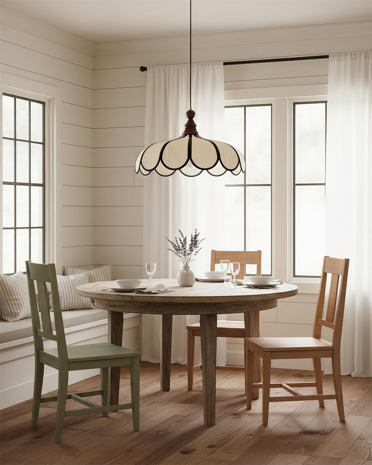 Suspension Bellarin, détail de la silhouette festonnée de l'abat-jour