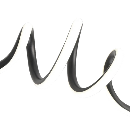 Détail de la lumière LED d’une suspension ondulée moderne.