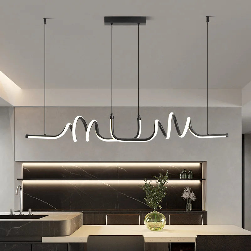 Vue de face d’une suspension LED ondulée design moderne.