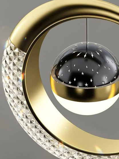 Suspension lune LED utilisée comme décoration lumineuse haut de gamme.