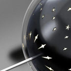 Détail de l’acrylique transparent de la suspension lune moderne.