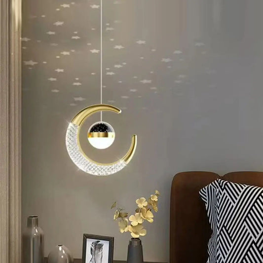 Suspension lune LED dorée avec sphère lumineuse vue de face.