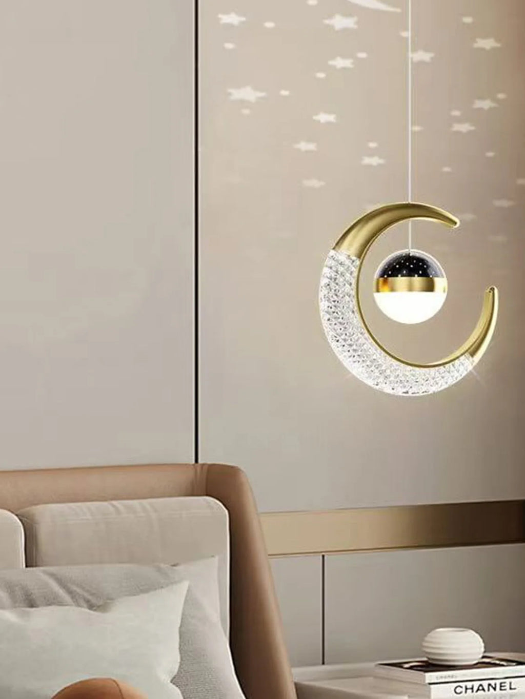 Suspension lune LED avec hauteur réglable pour pièces modernes.