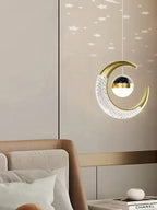 Suspension lune LED avec hauteur réglable pour pièces modernes.