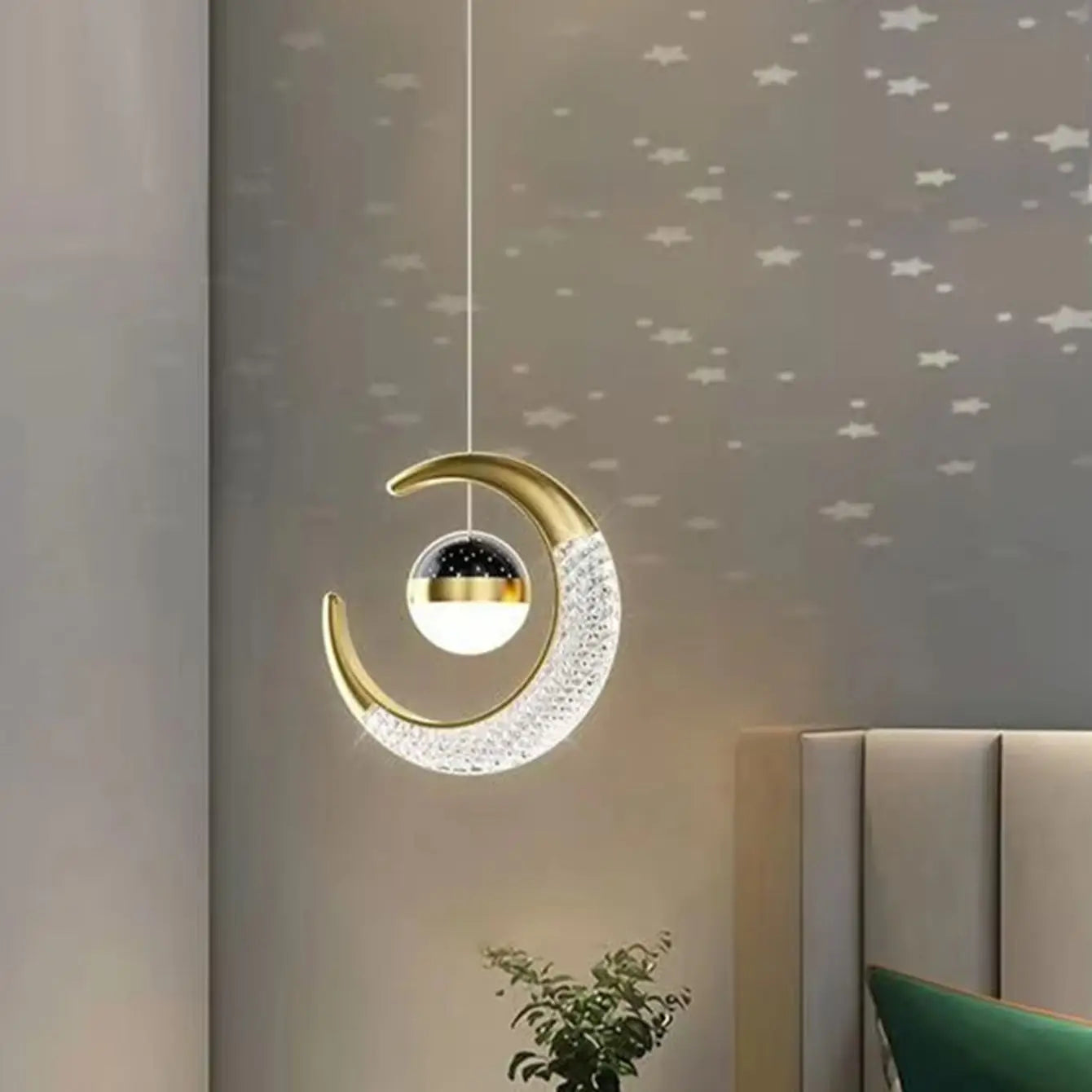 Éclairage doux d’une suspension lune LED moderne.