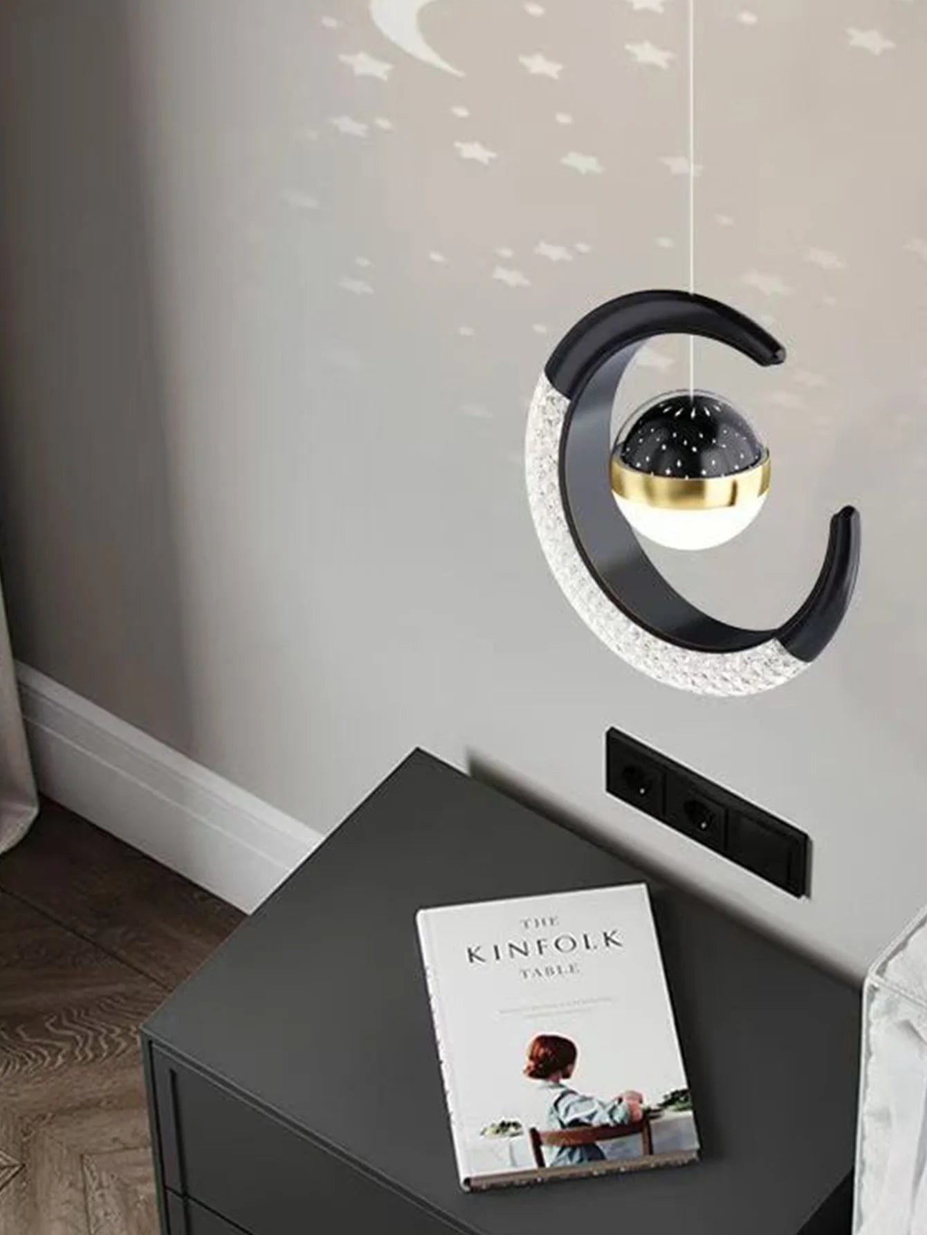 Lampe suspendue lune LED moderne avec sphère lumineuse centrale.