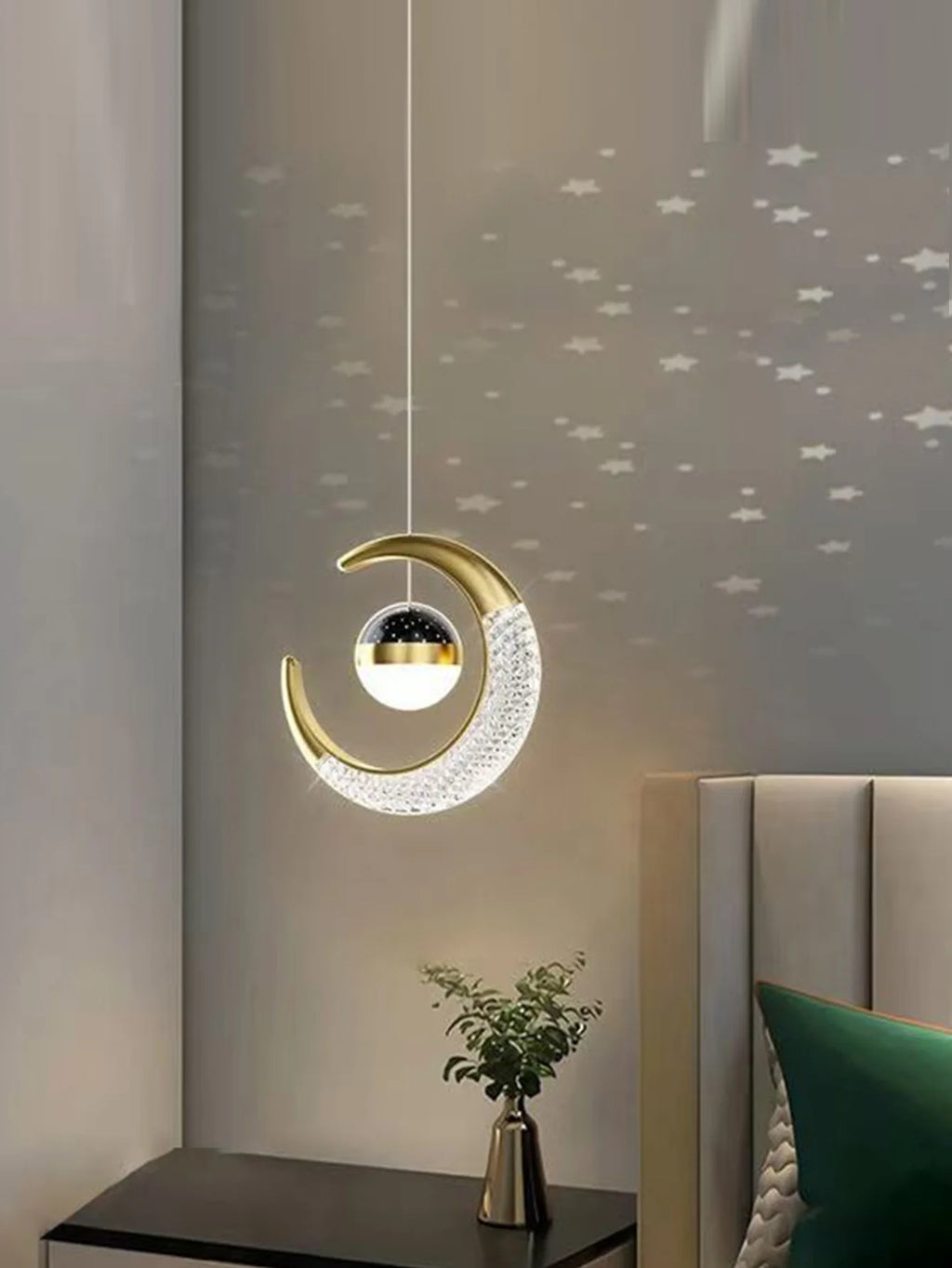 Suspension lune LED installée dans un salon contemporain.