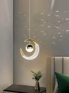 Suspension lune LED installée dans un salon contemporain.
