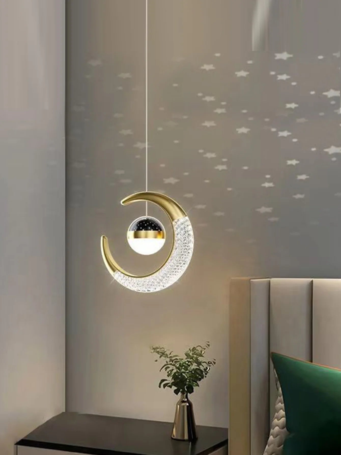 Suspension lune LED installée dans un salon contemporain.